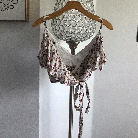 White flower top - Picture 1 of 3